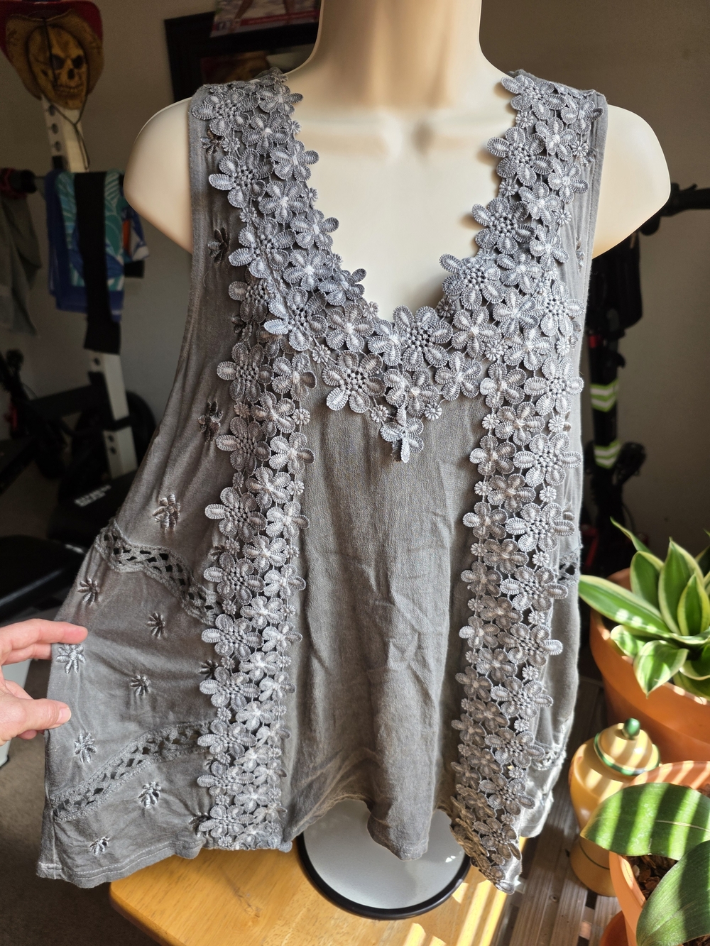 POL Gray Floral Lace-Trim Sleeveless Top